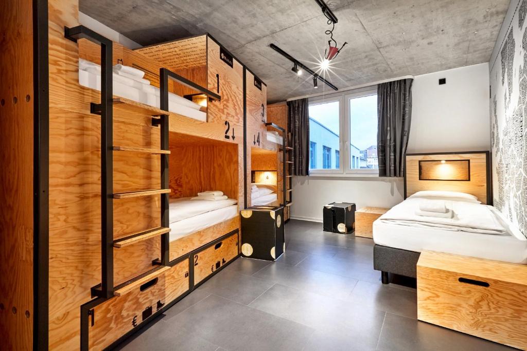 明斯特H.ostel Münster的客房设有两张床和一张双层床。
