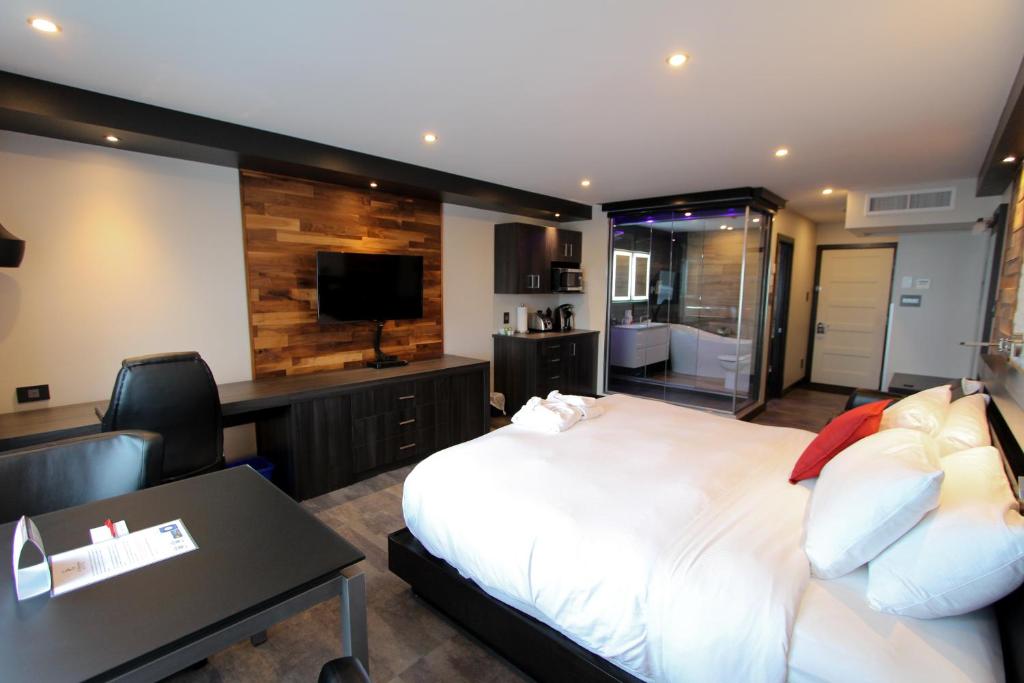 里穆斯基圣日耳曼里姆斯基酒店的一间卧室配有一张床、一张书桌和一台电视