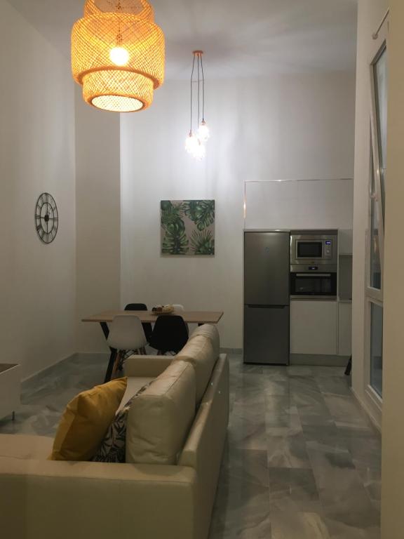 加的斯Apartamento nuevo en casa tipo palacio的客厅配有沙发和桌子