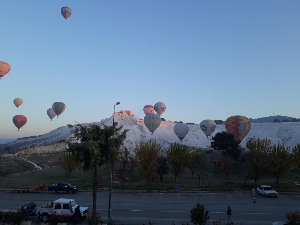 帕莫卡莱Alida Hotel的一组热气球飞越高山