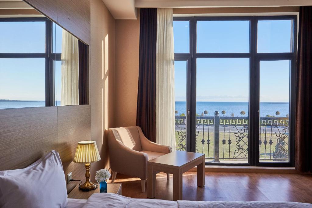 巴库NOBEL Hotel的酒店客房享有海景