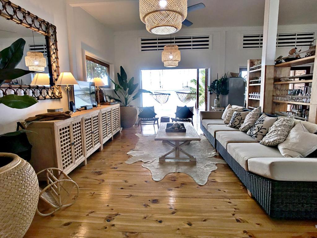 卢甘维尔Sails Beach House的客厅配有沙发和桌子