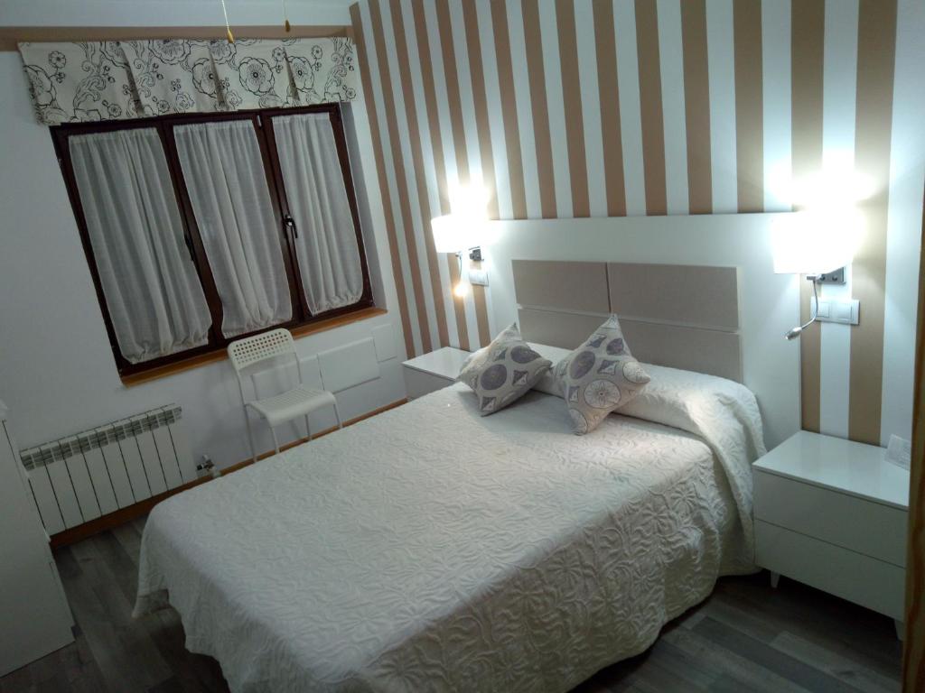 阿维拉唐迭戈旅馆的一间卧室配有一张带两个枕头的床
