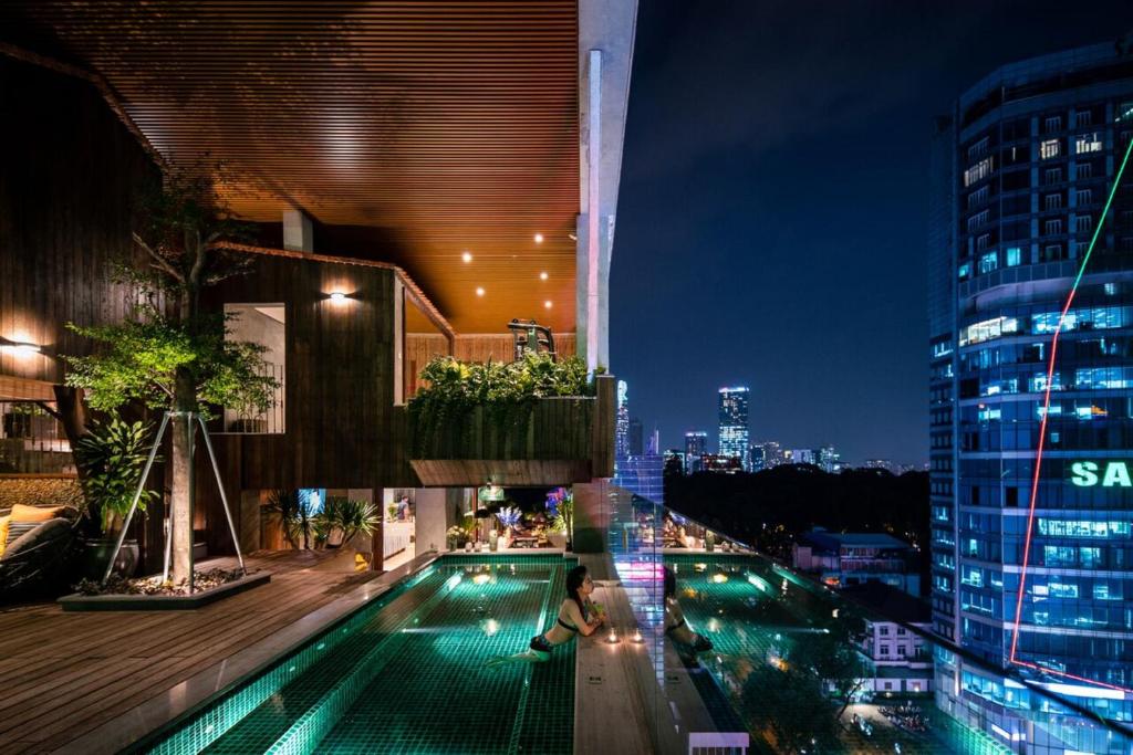 胡志明市奥莱传奇酒店的一座晚上设有游泳池的建筑