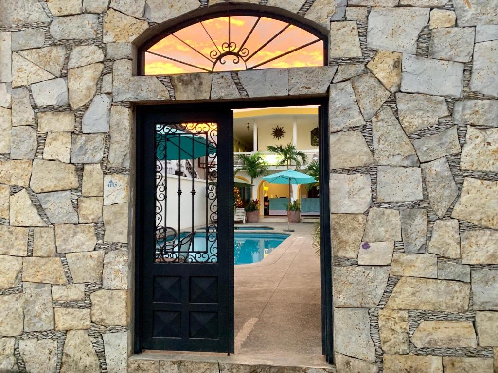 塔马索波Hotel Cosmos的石头建筑中带游泳池的门
