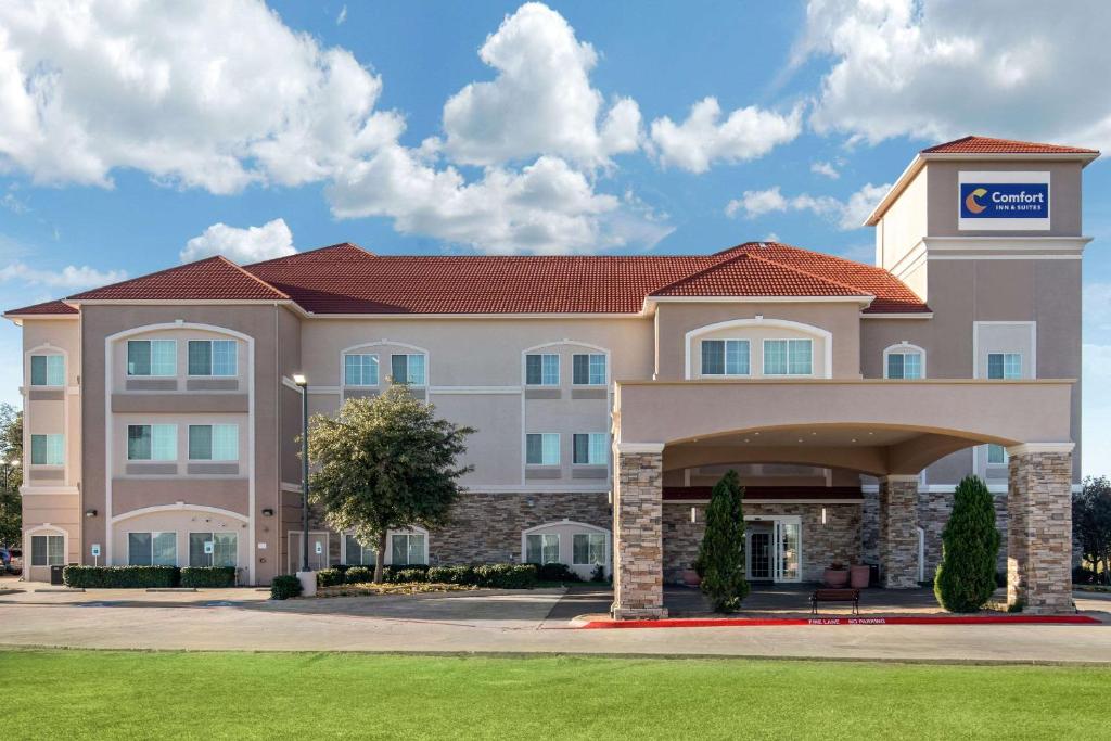 雪松山Comfort Inn & Suites Cedar Hill Duncanville的建筑的 ⁇ 染