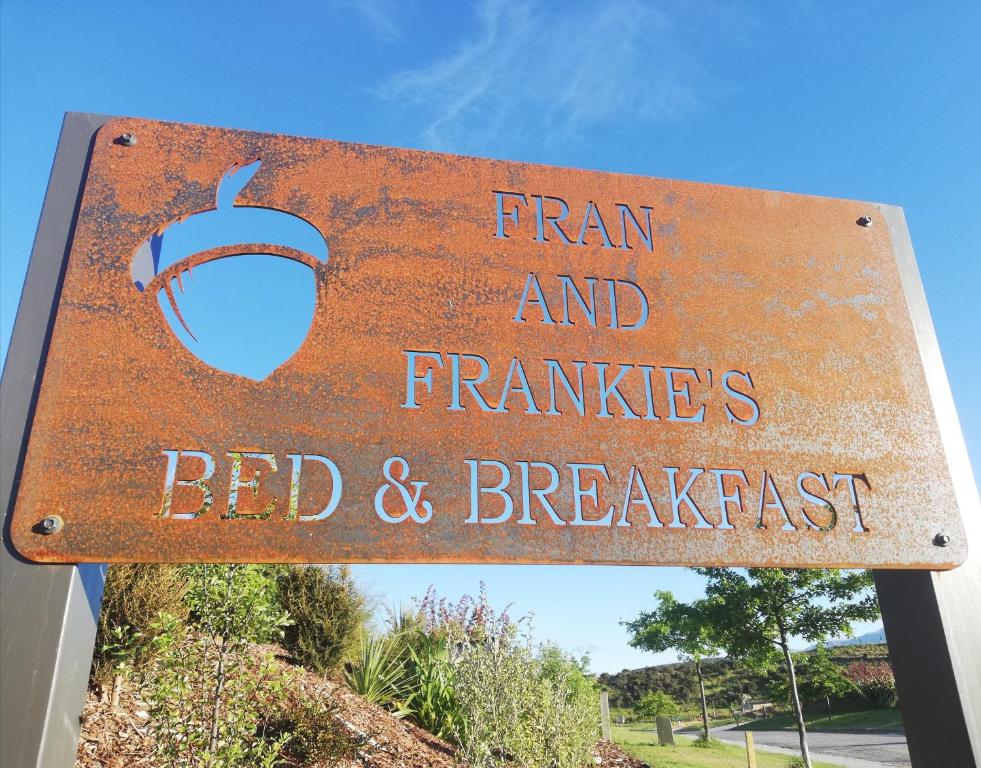 LuggateFran and Frankie's Bed & Breakfast的铁和寺庙的标志