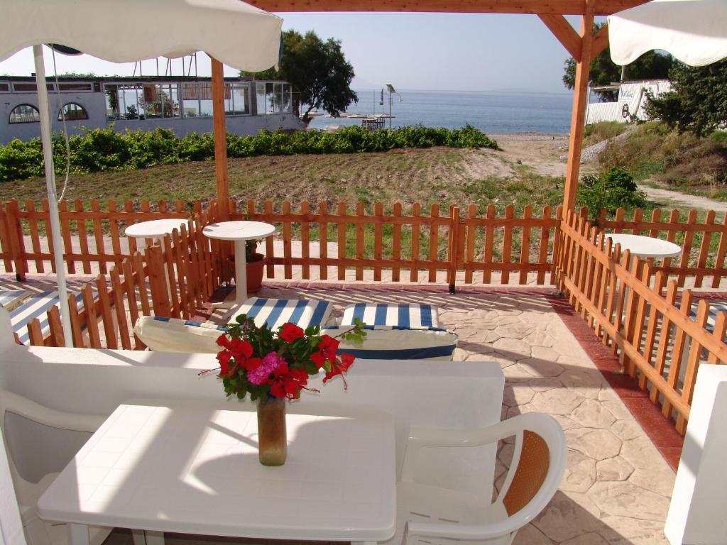 凯法洛斯艾琳一室公寓的海滩庭院上白色的花桌