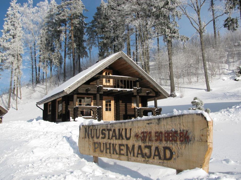 奥泰佩努斯塔库旅馆的小木屋前雪上的标志