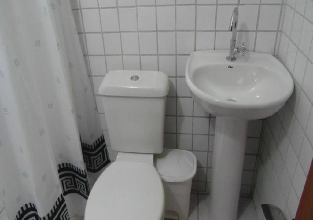 帕拉蒂Livina Hostel的配有白色马桶和水槽的浴室