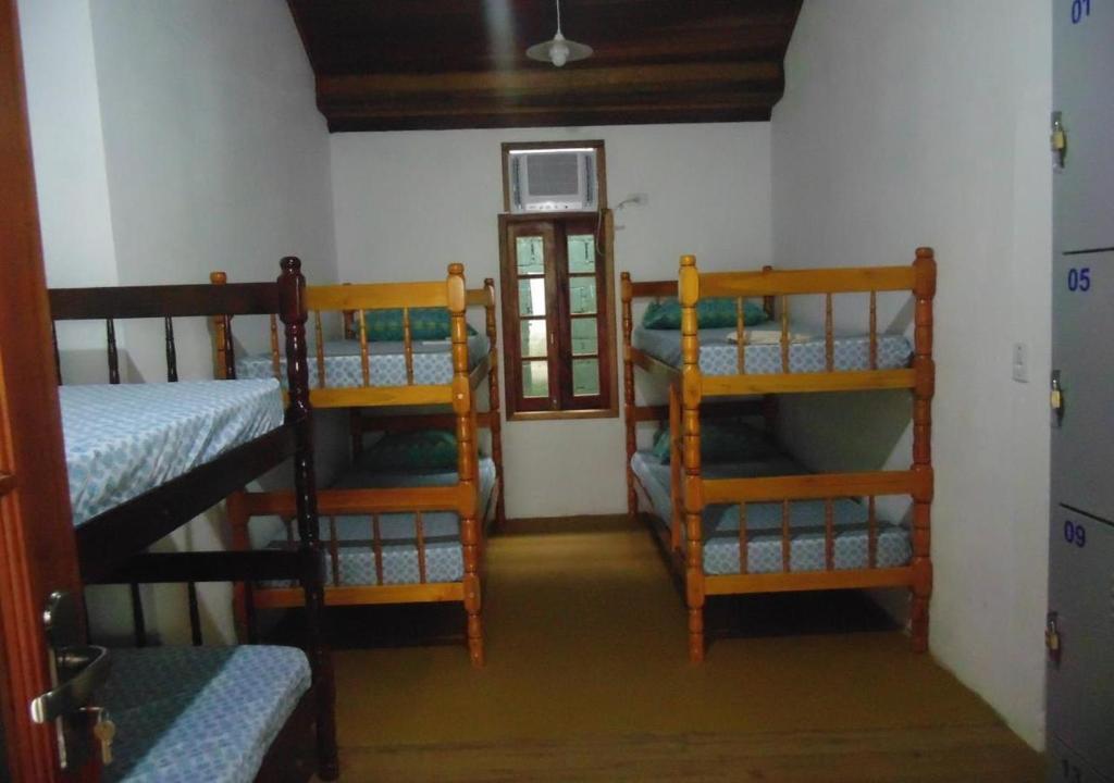 帕拉蒂Livina Hostel的一间房间,设有三张双层床