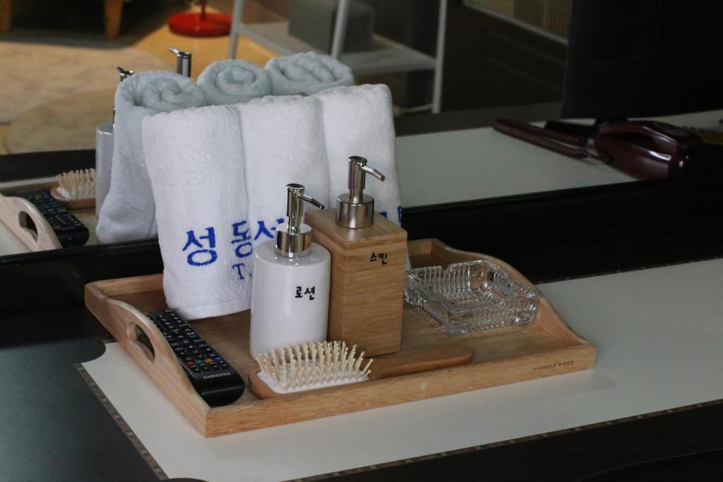 大邱Seong Dong Jang的木制托盘,上面有卫生纸和毛巾