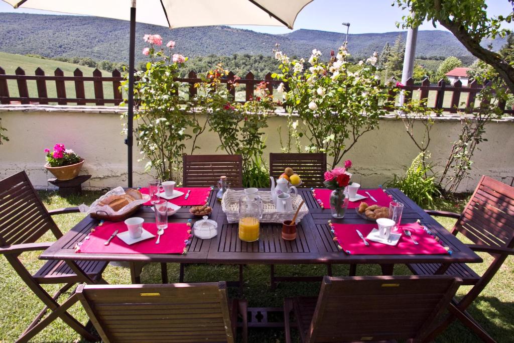 San MartínCasa Rural Lazkano en Sierra de Urbasa的一张带红餐巾和橙汁的野餐桌