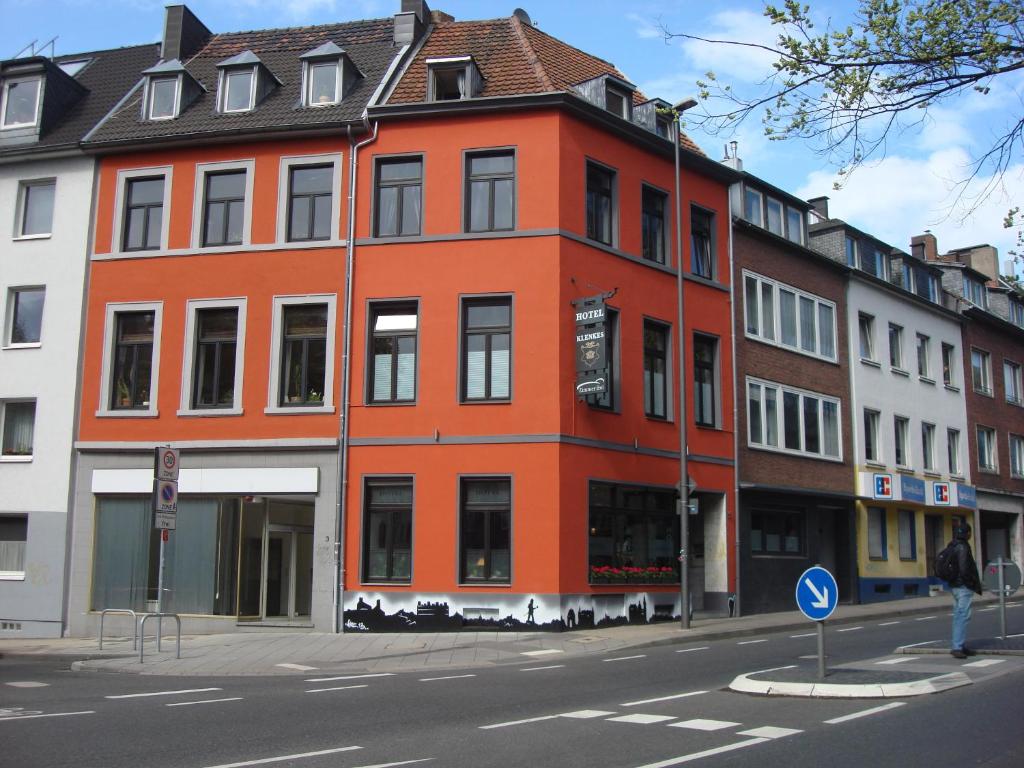 亚琛克兰克斯埃姆巴豪夫酒店的街道边的橙色建筑