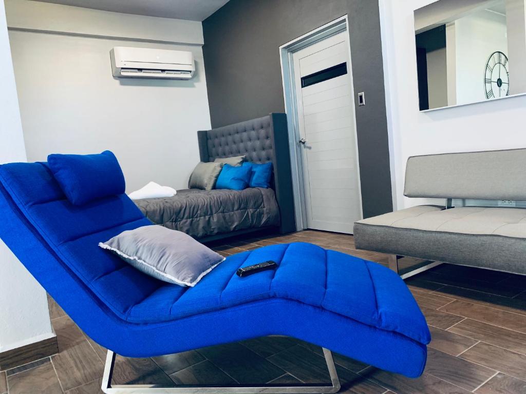 阿瓜迪亚Modern Suite #2 Pasavento的客厅配有蓝色椅子和沙发