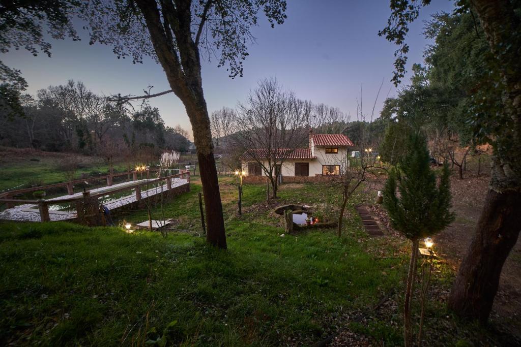丰特埃里多斯Valle Granado的草地上灯火通明的房子