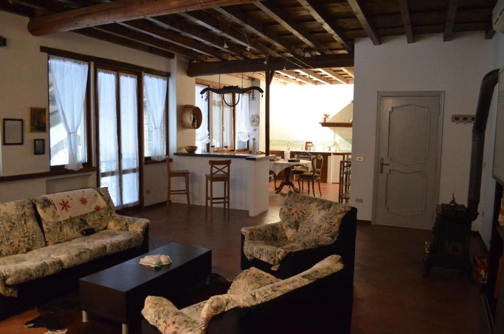 曼托瓦Agriturismo Cipolli e Podò Corte Carlini的客厅配有两张沙发和一张桌子