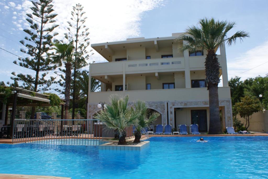 马莱迈阳光套房酒店的大楼前设有游泳池的酒店