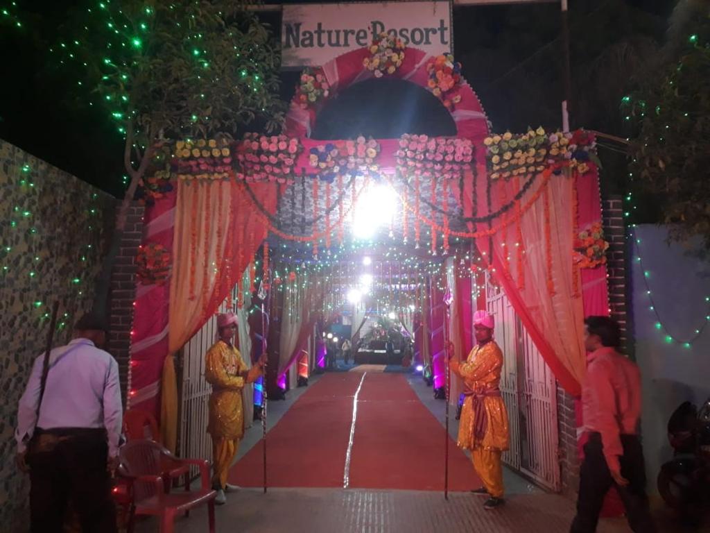 阿格拉Nature Resort的一条以灯光装饰的隧道,人们在红地毯上行走