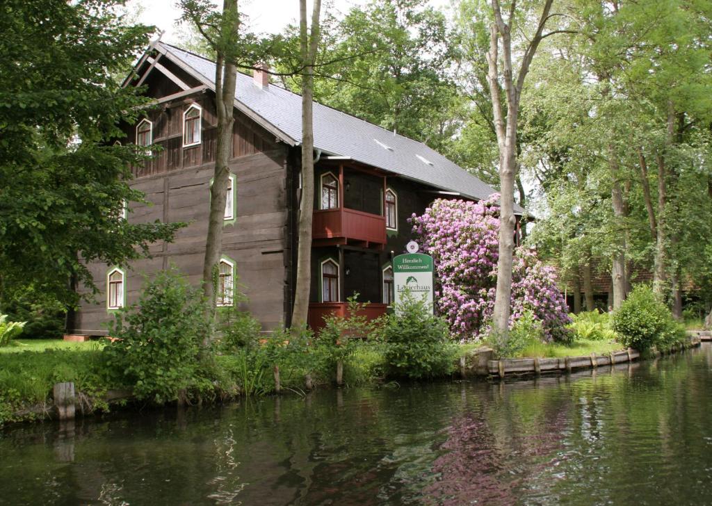 KaupenLogierhaus Lehde的花 ⁇ 河畔的木屋