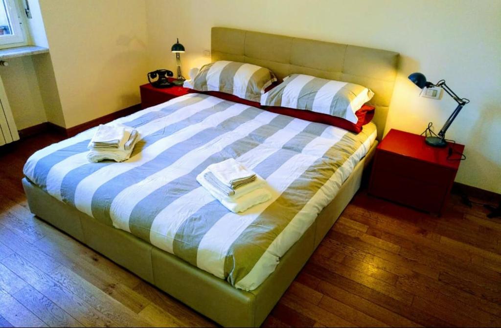 米兰Milano Fashion Suite - CityLife District的一间卧室配有一张大床和两条毛巾