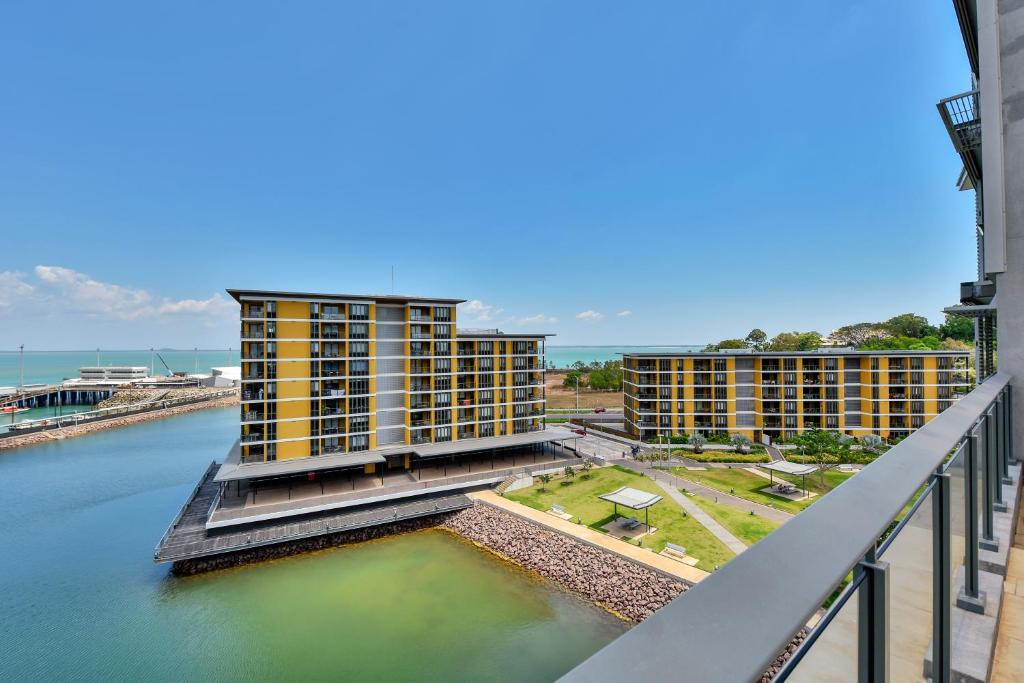 达尔文Darwin Waterfront Short Stay Apartments的享有两栋水上公寓楼的景致