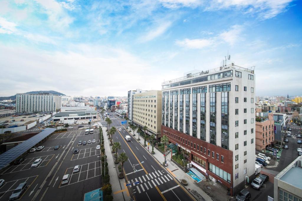 济州市Jeju Palace Hotel的城市街道的空中景观和建筑