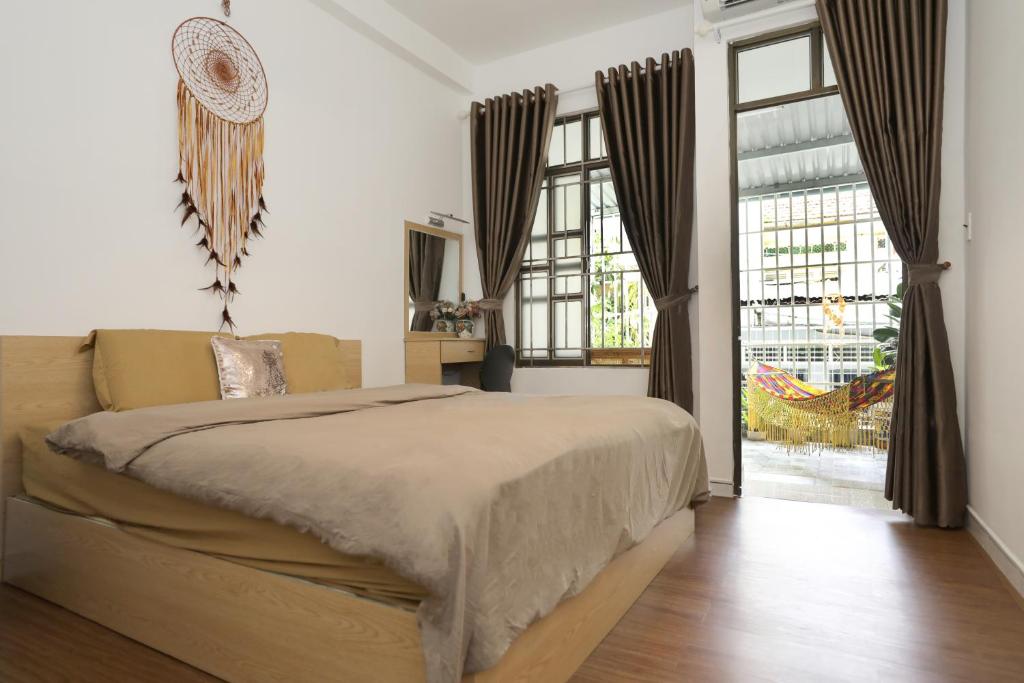 胡志明市西贡四月旅馆的一间卧室设有一张床和一个大窗户