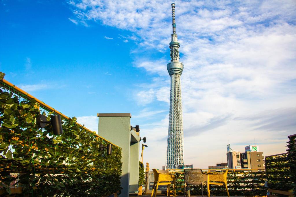 东京PLAYSIS East Tokyo的享有带桌椅的伯林电视塔的景色