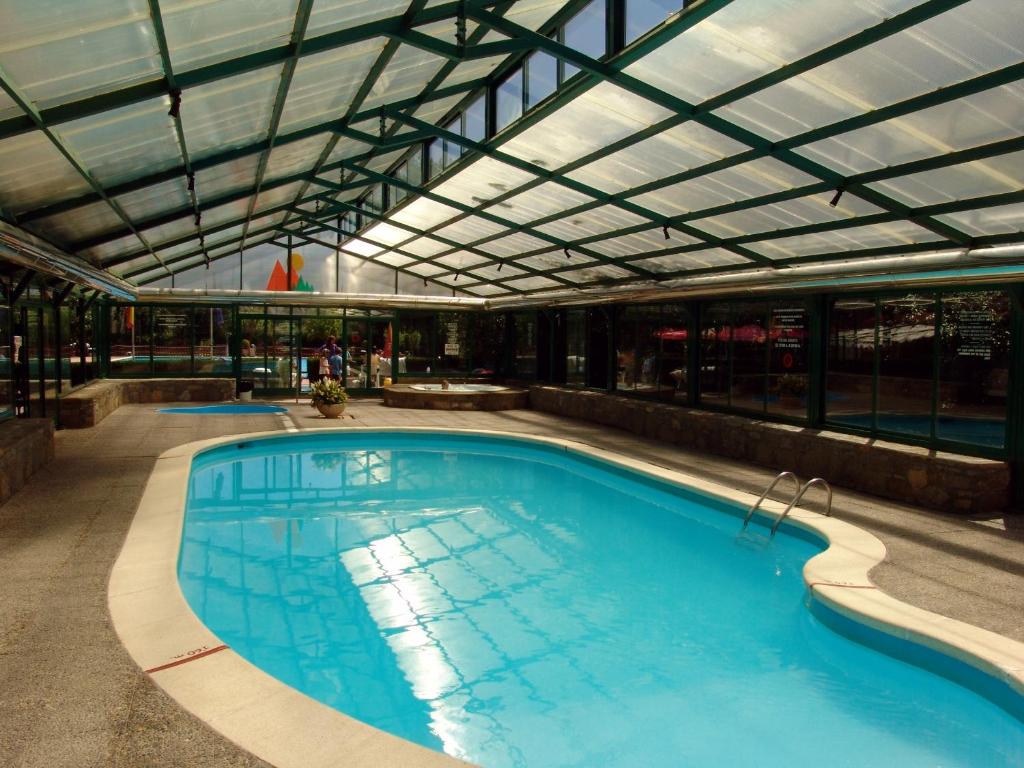 艾因萨Bungalows Peña Montañesa的一个带玻璃天花板的大型游泳池