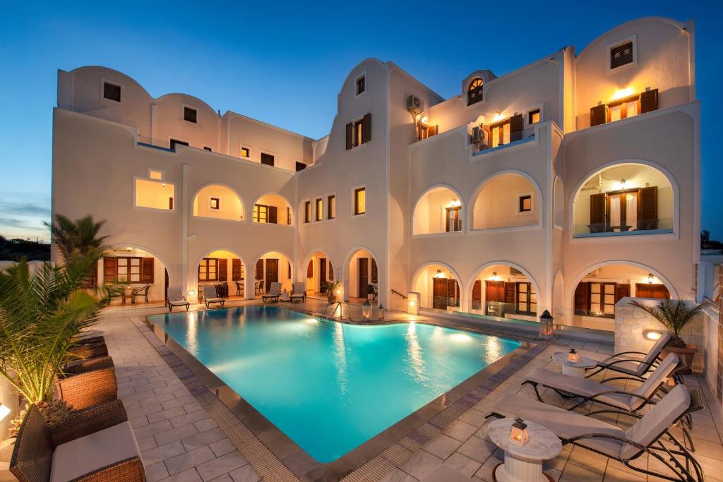费拉阿斯特缇拉酒店的一座大型建筑,前面设有一个游泳池