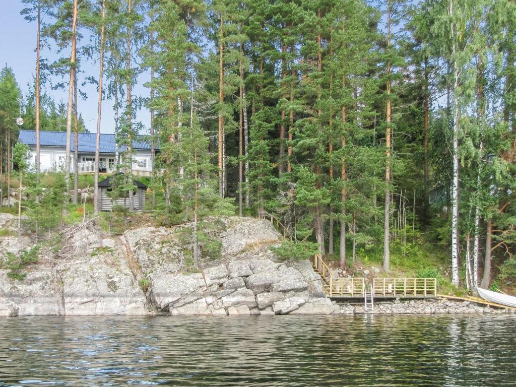 Vuoriniemi诺尔帕度假屋的水体岸边的房子