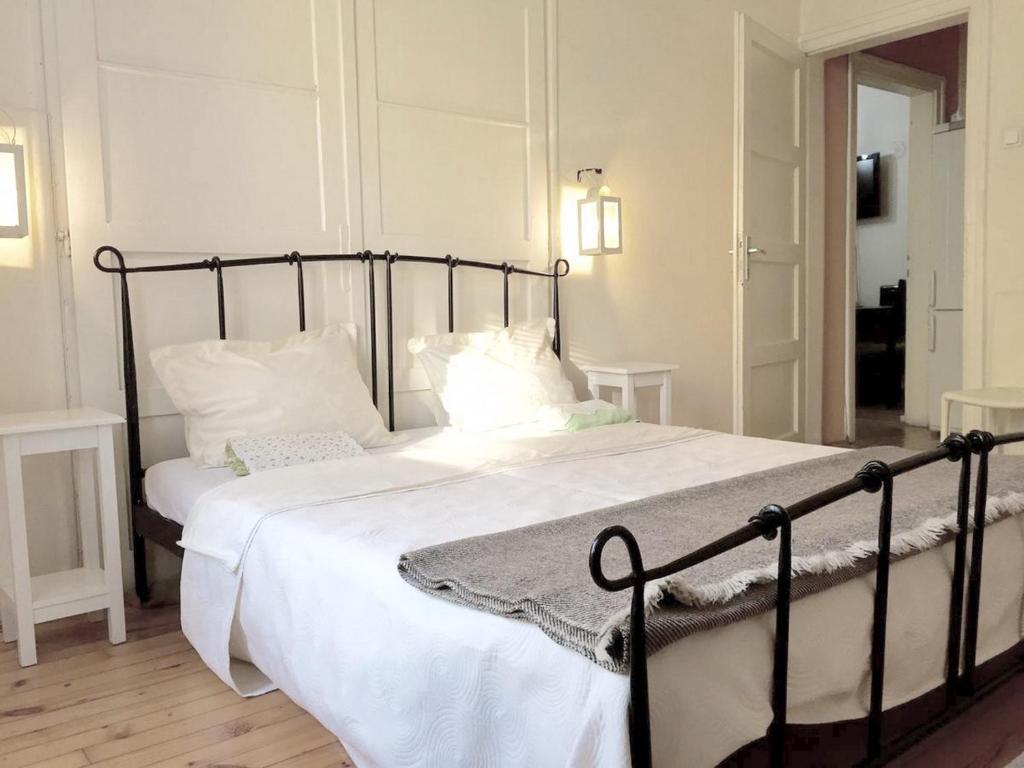 索非亚英特霍斯特客房和公寓旅馆的卧室配有一张带白色床单和枕头的大床。