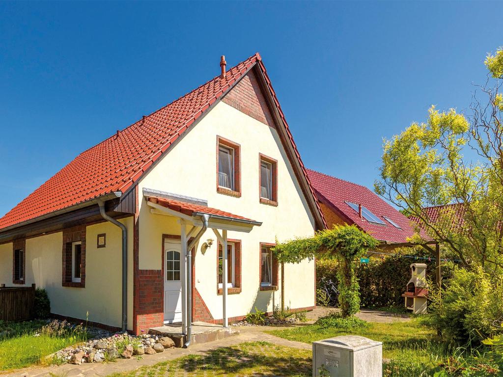 格洛韦Doppelhaushälfte in Glowe - D 120.008的白色房子,有红色屋顶