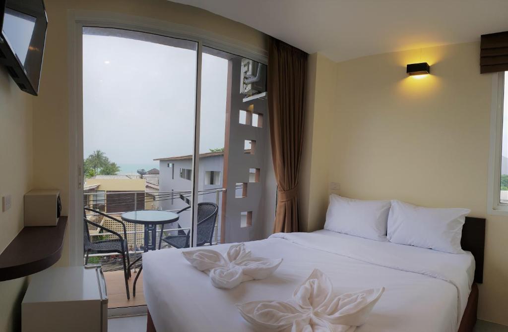 查汶Top Hostel Samui的一间卧室设有一张床和一个美景阳台