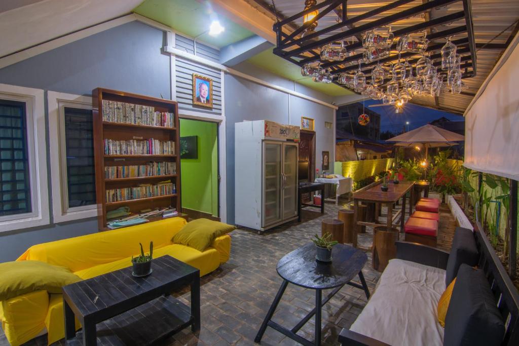 暹粒Relax Resort Angkor Villa的客厅配有黄色的沙发和桌子
