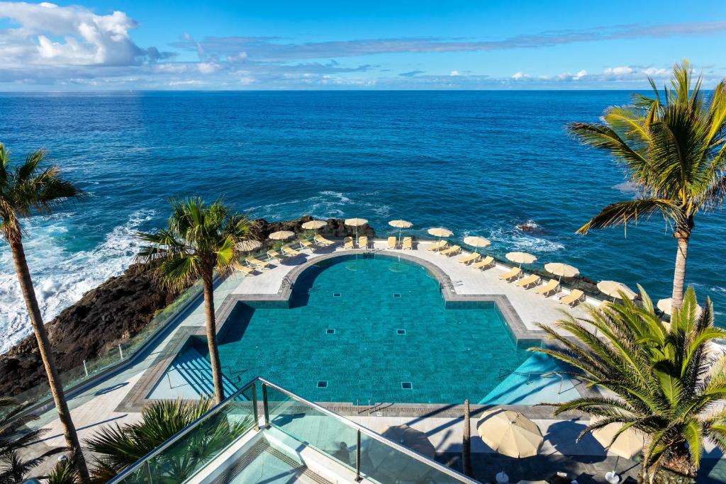 波多·纳奥斯索尔拉帕尔玛酒店的一座背景海洋的游泳池