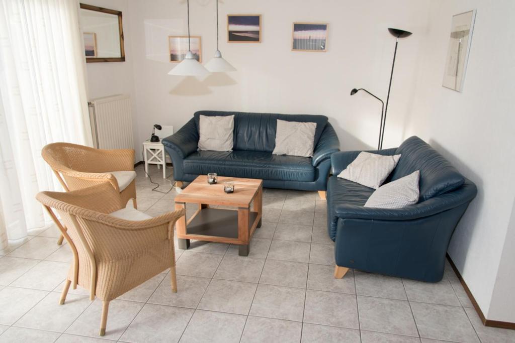 布雷斯肯斯Hello Zeeland - Vakantiehuis Zwin 218的客厅配有两张沙发和一张桌子
