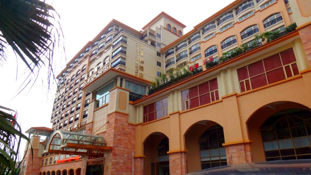 广州克莱顿酒店（近琶洲展馆）的一座大型建筑,上面有植物
