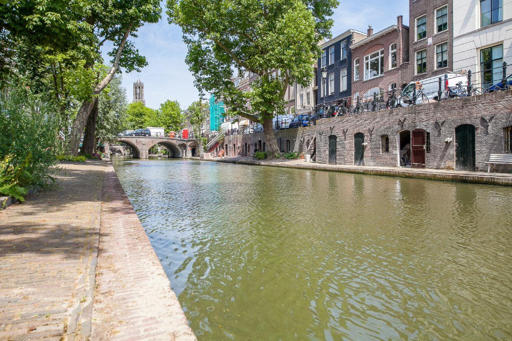 乌得勒支De Verrassing aan de Werf的城市里一条有建筑物和桥梁的河流