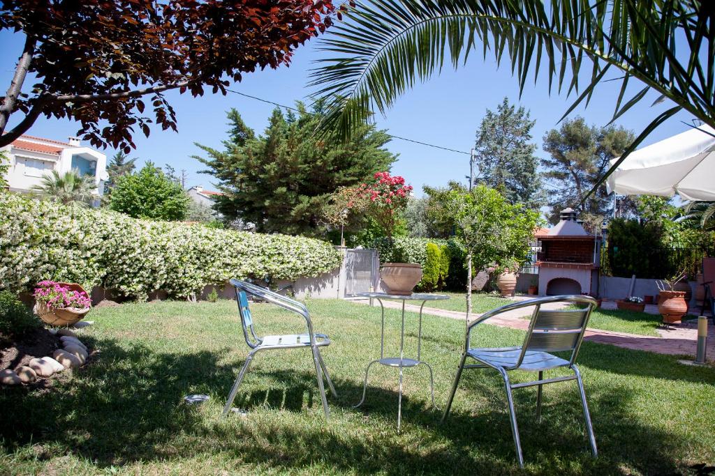 卡尼奥提叶莱妮四季公寓的两把椅子坐在院子里的草地上