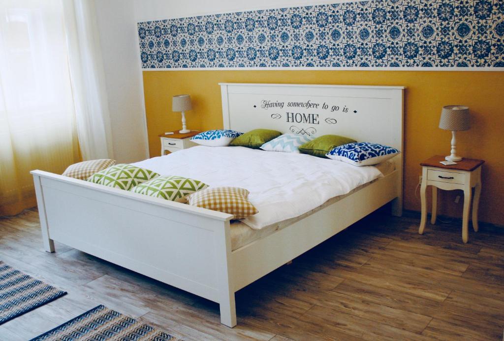 锡比乌BonTon Apartments Sibiu的卧室配有白色的床和枕头。