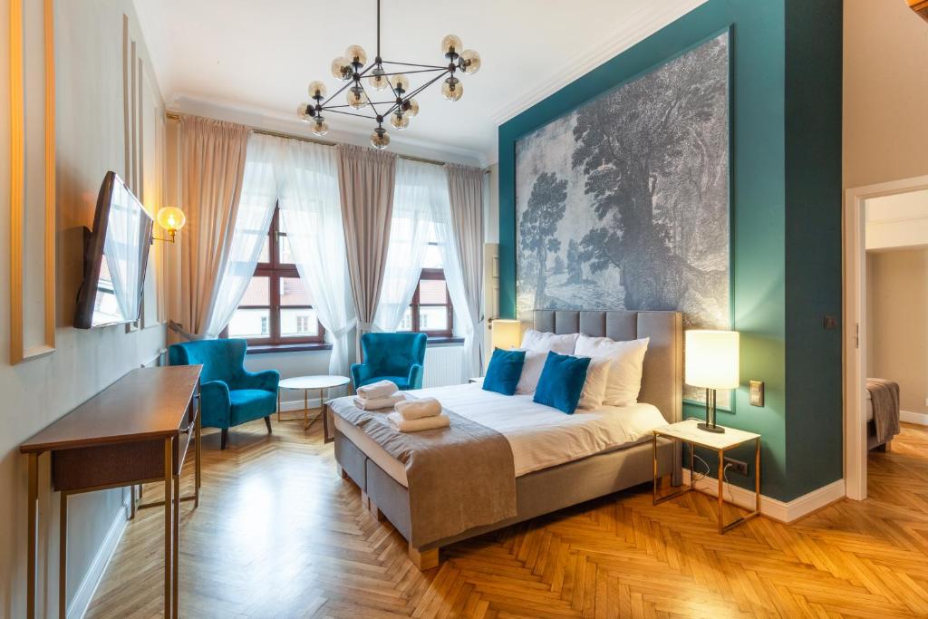 克拉科夫MR 3 Apartments的卧室配有一张床和一张桌子及椅子