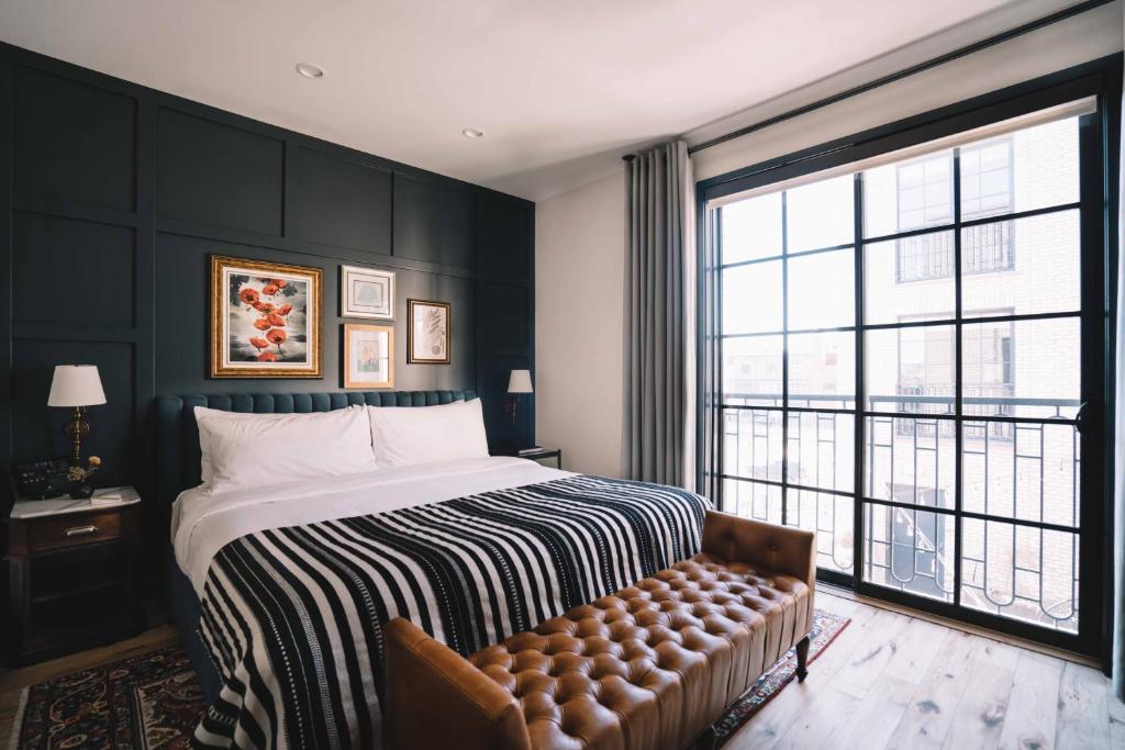 丹佛The Ramble Hotel的一间卧室设有一张床和一个大窗户