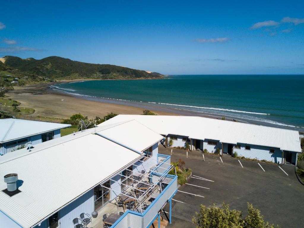 阿希帕拉Ahipara Bay Motel的海洋旁建筑物的空中景观