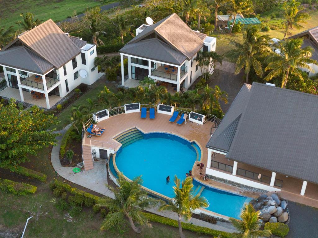 拉奇拉奇Dreamview Villas的享有房子和游泳池的空中景致