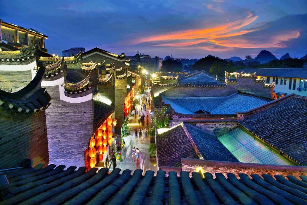 桂林正阳璞云酒店(桂林两江四湖中心广场店)的夜晚从建筑物屋顶上欣赏美景