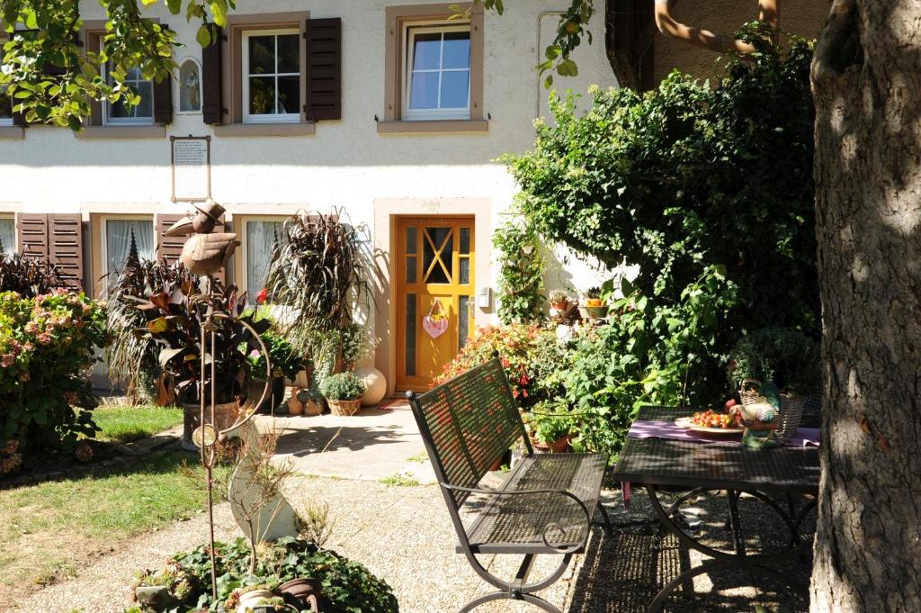 格洛特尔塔尔Gschwanderhof的房屋前设有带桌子和长凳的花园