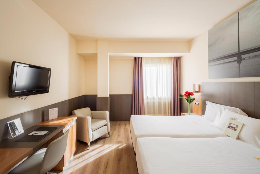 潘普洛纳梅森纳维酒店的酒店客房设有两张床和电视。