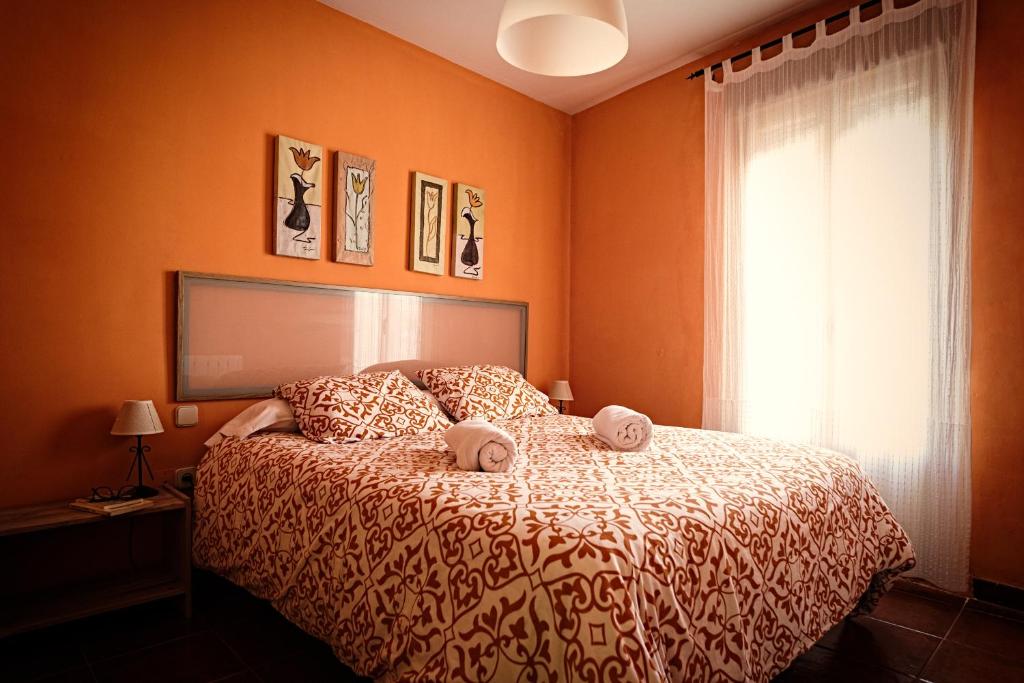 锡古恩萨Casa La Alegria De La Alcarria II的一间卧室配有一张带两个枕头的床